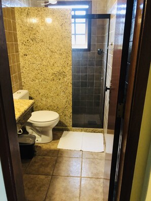 Quarto casal conforto, 1 cama King | Banheiro | Chuveiro, toalhas de banho, sabonete, shampoo