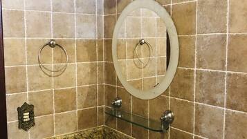 Quarto casal conforto, 1 cama King | Banheiro | Chuveiro, toalhas de banho, sabonete, shampoo