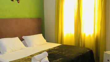 Quarto casal conforto, 1 cama King | Wi-Fi de cortesia, roupa de cama