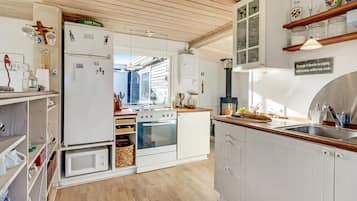 Fridge, stovetop, coffee/tea maker