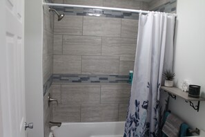 Haartrockner, Handtücher, Seife, Shampoo