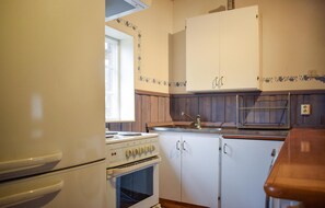 Jääkaappi, mikroaaltouuni, liesi, kahvin-/teenkeitin