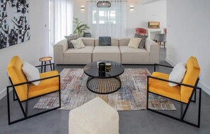 Smart TV, table tennis, stereo