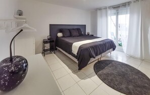 7 bedrooms, travel crib, free WiFi, bed sheets