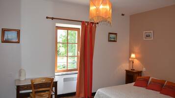 1 chambre, fer et planche Ă repasser, Wi-Fi gratuit, draps fournis