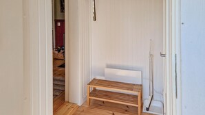 A small, narrow room with a wooden bench and a broom leaning against the wall. - 1 bedroom stunning home in Auktsjaur (Auktsjaur)