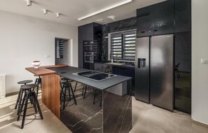 Kühlschrank, Ofen, Geschirrspüler, Wasserkocher mit Kaffee-/Teezubehör