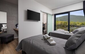 4 bedrooms, travel crib, free WiFi, bed sheets - Pet friendly home in Radosic (Radosic)