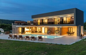 A heated pool - Pet friendly home in Radosic (Radosic)