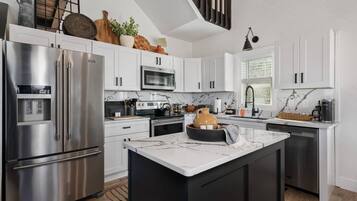 Køleskab, mikrobølgeovn, ovn, kogeplade