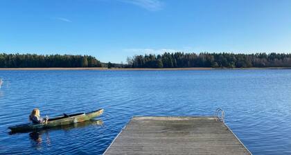 Awesome home in Köpmannebro with lake view