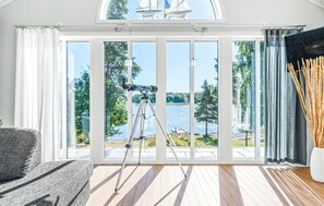 Televisión y chimenea 