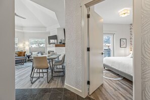 2 habitaciones, tabla de planchar con plancha, cuna de viaje y wifi 