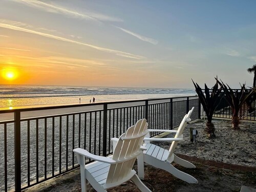 Daytona Beachview Duo: 2 Lock-Out Studios, Pool & Tiki Bar