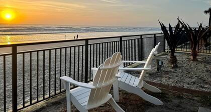 Daytona Beachview Duo: 2 Lock-Out Studios, Pool & Tiki Bar