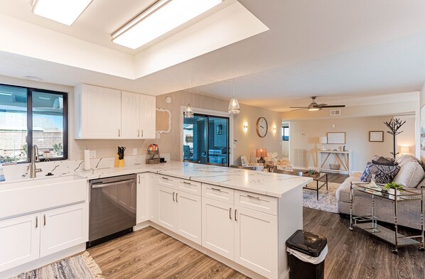 Fridge, microwave, oven, stovetop - Family Lake House Retreat (Lake Havasu City)