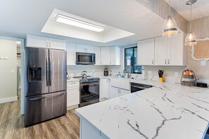 Fridge, microwave, oven, stovetop - Family Lake House Retreat (Lake Havasu City)