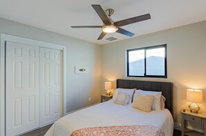 4 bedrooms, free WiFi, bed sheets - Family Lake House Retreat (Lake Havasu City)