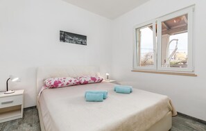 2 bedrooms, travel cot, free WiFi, bed sheets