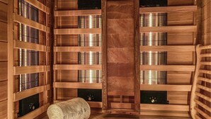 Una sauna con panche in legno e un grande asciugamano.
