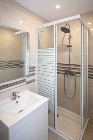 Regadera, secadora de cabello, bidet, toallas 