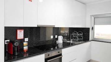 Een koelkast, een magnetron, een oven, een kookplaat