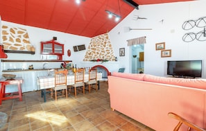 Una Smart TV, una chimenea