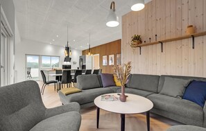 Smart-tv, bordfodbold, bordtennisbord