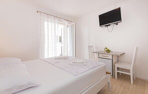 3 bedrooms, travel crib, free WiFi, bed sheets