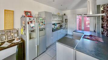 Réfrigérateur, four, lave-vaisselle, cafetiÚre/bouilloire