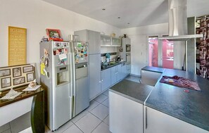 Réfrigérateur, four, lave-vaisselle, cafetière/bouilloire