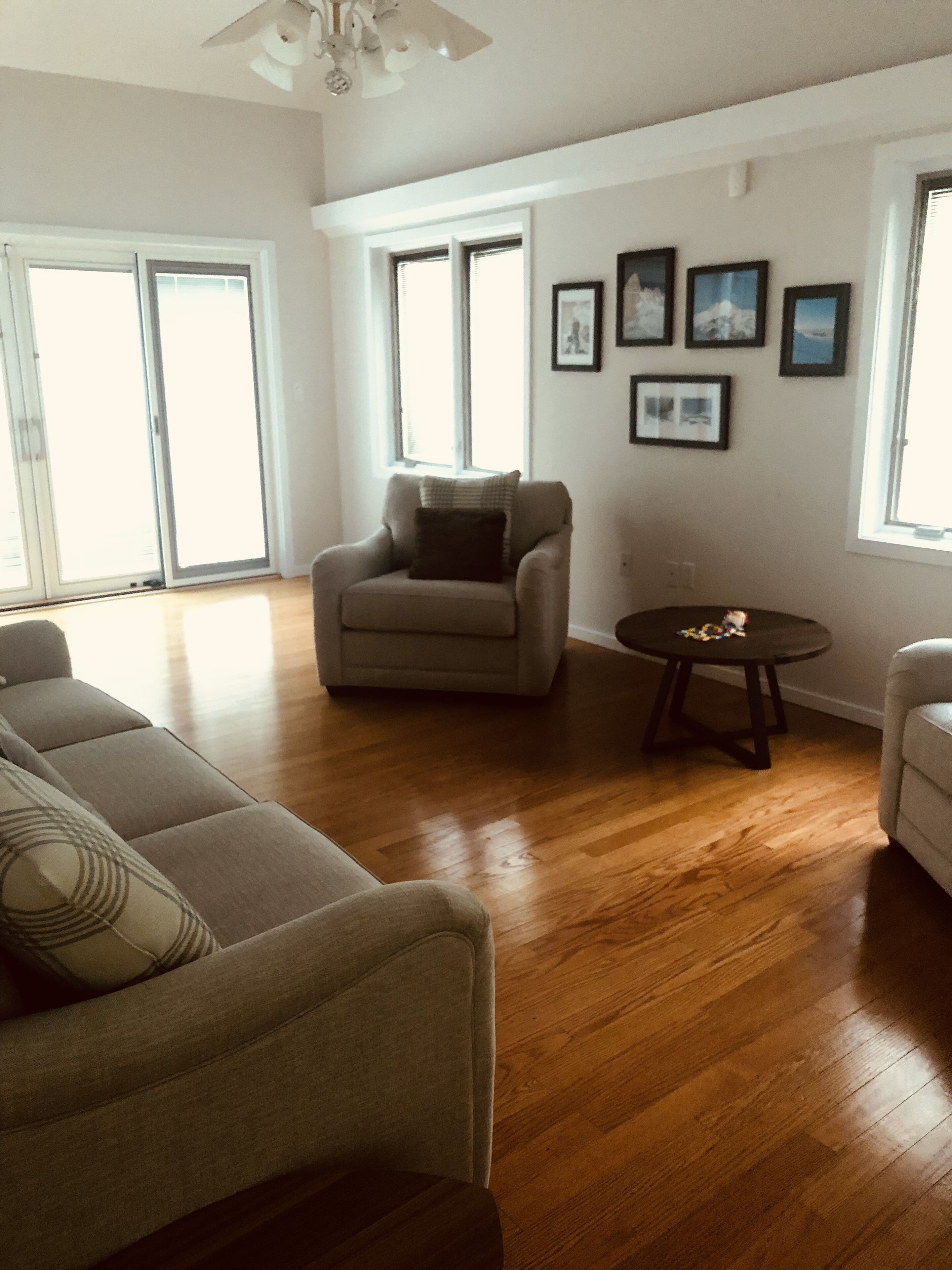 智能電視、壁爐、書籍、音響