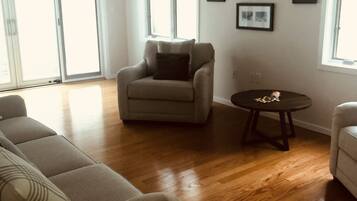 智能電視、壁爐、書籍、音響