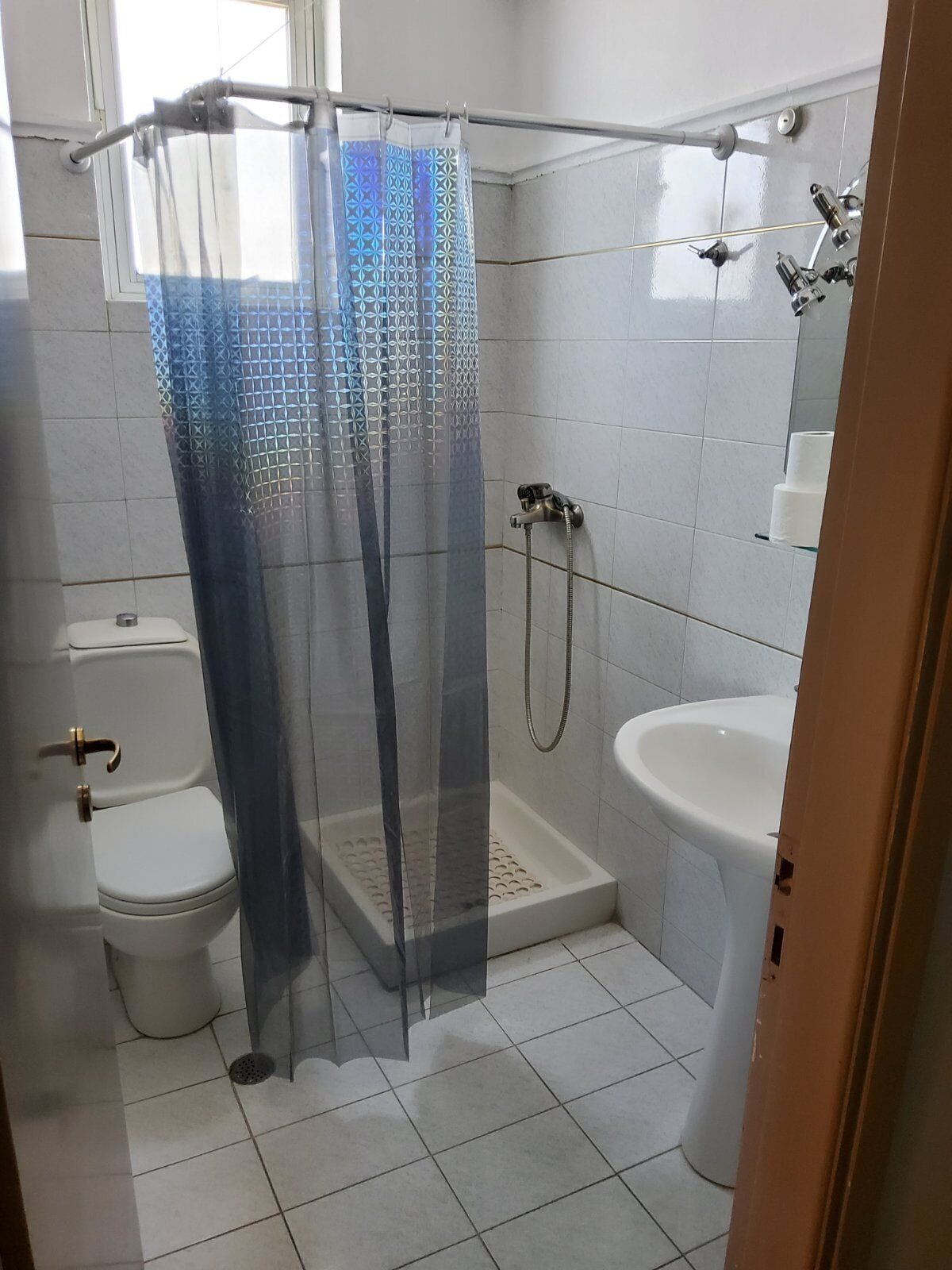 Douche, articles de toilette gratuits, sèche-cheveux