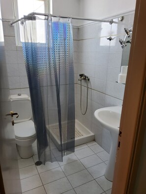 Dusche, kostenlose Toilettenartikel, Haartrockner, Handtücher