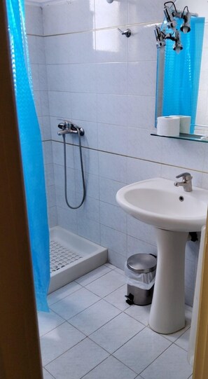Shower, free toiletries, hair dryer, towels - TIVOLI (Chaidari)