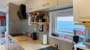 Kühlschrank, Geschirrspüler, Wasserkocher mit Kaffee-/Teezubehör