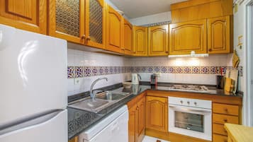 Een koelkast, een kookplaat, een vaatwasser