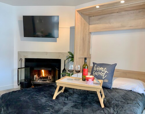 Luxurious condo in downtown Magog with wood fireplace and pool