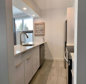 Fridge, microwave, oven, stovetop - Luxurious condo in downtown Magog with wood fireplace and pool (Magog)