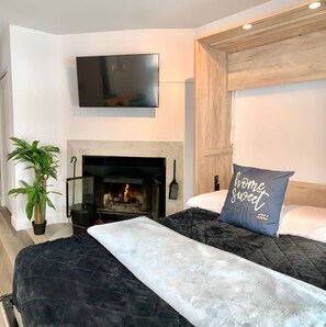 1 bedroom, iron/ironing board, WiFi, bed sheets - Luxurious condo in downtown Magog with wood fireplace and pool (Magog)