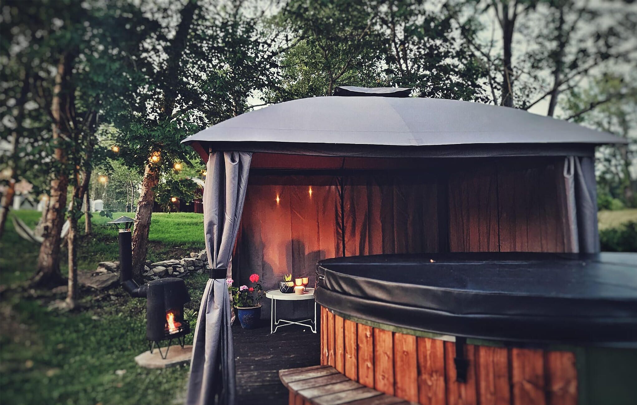 Outdoor spa tub