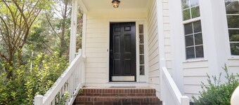 New modern kitchen in great location to RDU and RTP