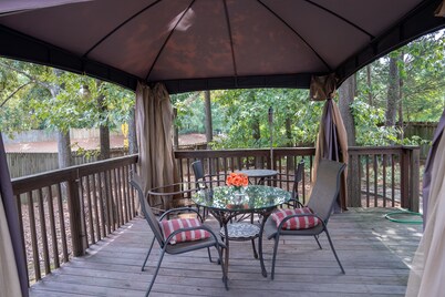 New modern kitchen in great location to RDU and RTP