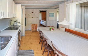 Kühlschrank, Ofen, Herdplatte, Kochgeschirr/Geschirr/Besteck