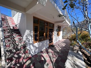 Exterior detail - The Retreat - cozy cottage nestled in apple orchard with gorgeous mountain views (Kullu)