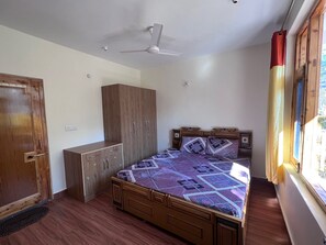1 habitación, escritorio y ropa de cama 