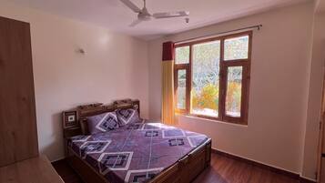 1 bedroom, desk, bed sheets