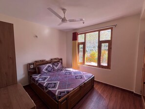 1 غرفة نوم ومكتب وملاءات أسرّة