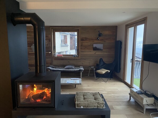 Fernseher, Kamin, Bücher, Stereoanlage